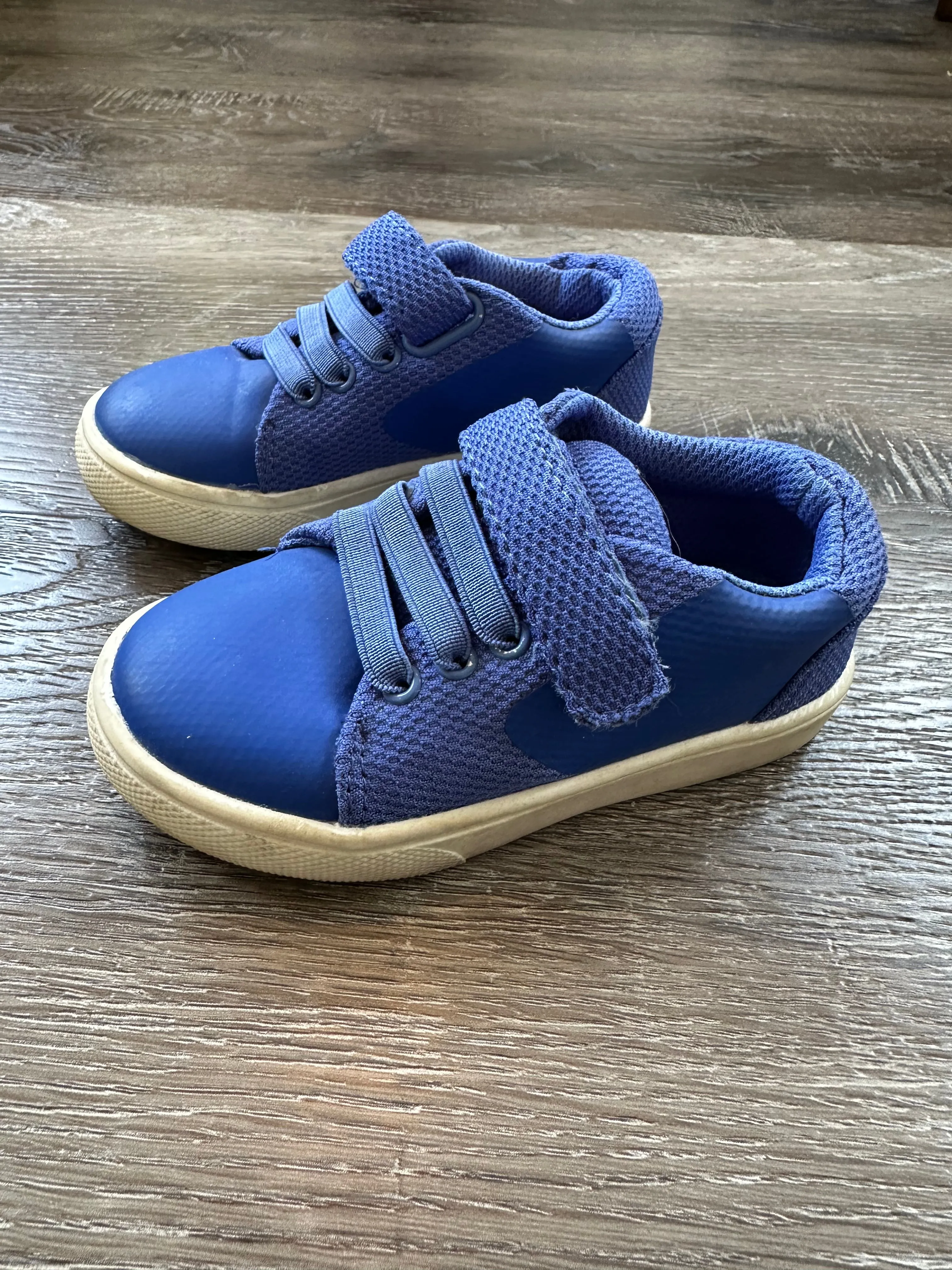 Cat and Jack Blue Shoes Like New Size 7, Shoes 7 (Walkers:12-24 mth)